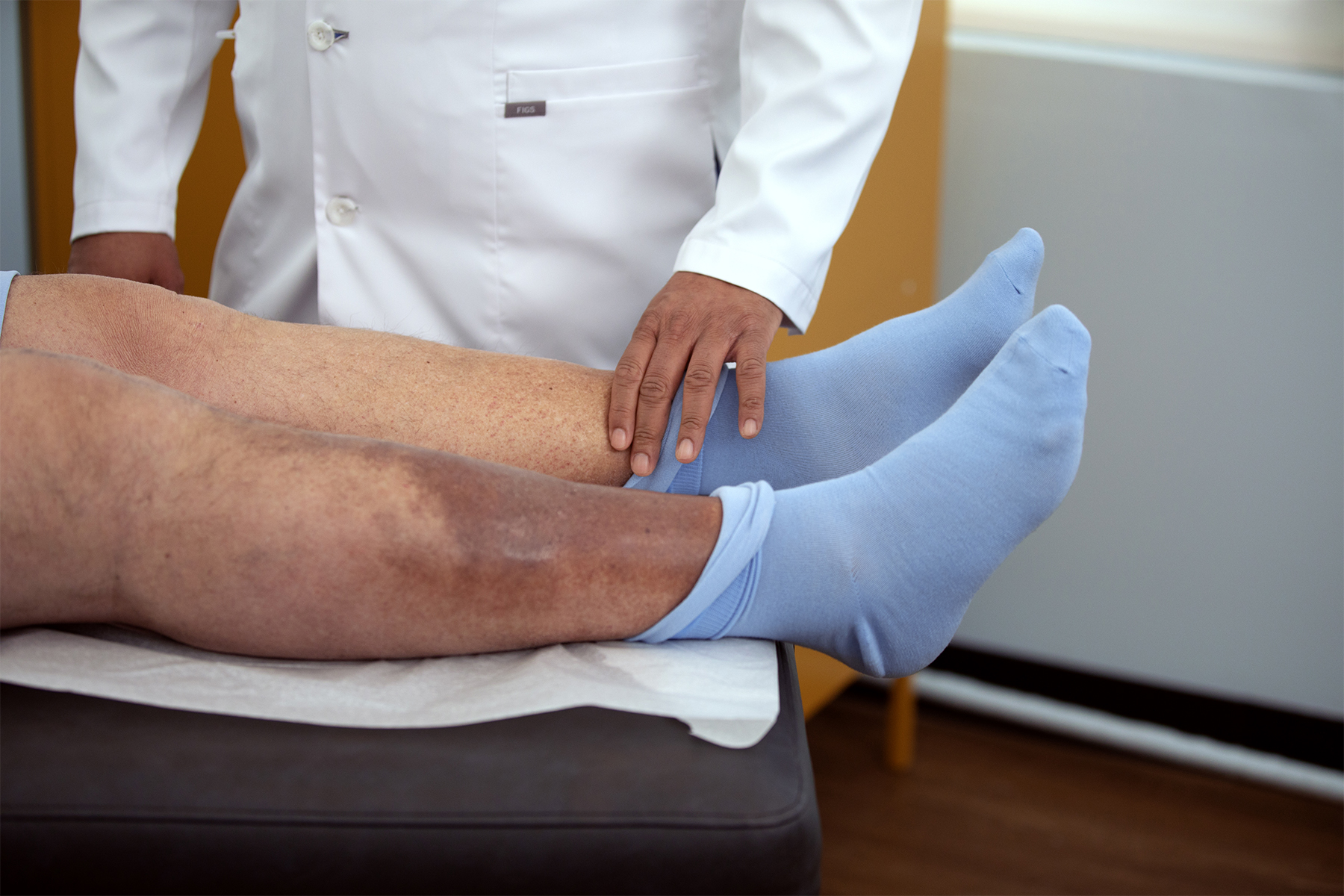 Descuidar la salud de tus venas puede causar dolor, hinchazón, úlceras y complicaciones graves. Conoce 7 riesgos y cuida tu bienestar.